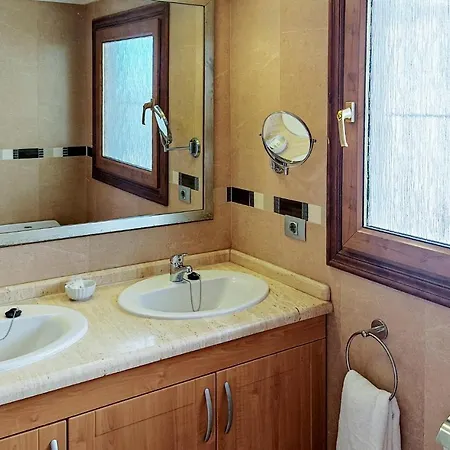 Apartment 2 Bedroom Stunning In Los Cristianos